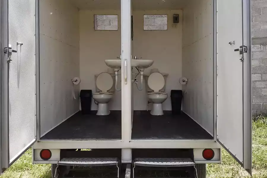 Sanitarios Portátiles Sahagún nos especializamos en la renta de sanitarios portátiles, fosas sépticas, desazolve y limpieza de fosas sépticas, así como en la renta de equipo Vactor y limpieza de drenajes